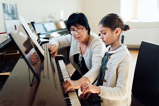 piano tutor teaching student