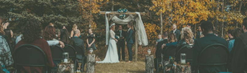 Couple gets married in outdoor wedding ceremony